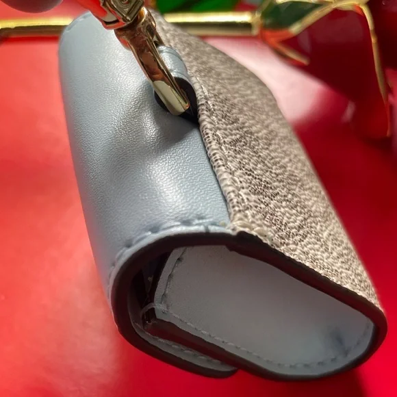 Michael Kors Airpods Case.Michael Kors Accessories. - Picture 15 of 15